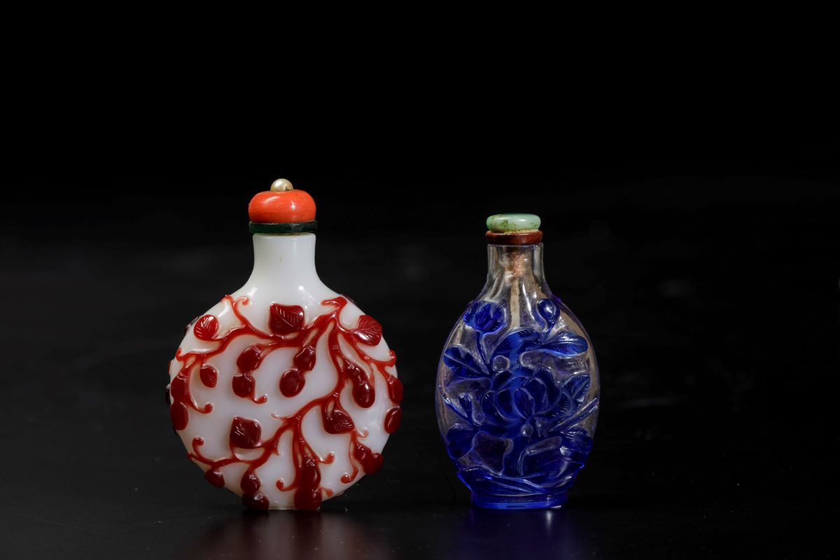 Due Snuff Bottles in Vetro con Decori Vegetali a Cammeo, Cina, Dinastia Qing, XIX Secolo