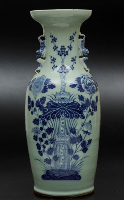 Vaso in Porcellana Bianca e Blu con Decoro Floreale su Fondo Celadon e Figure di Leoncini a Rilie...