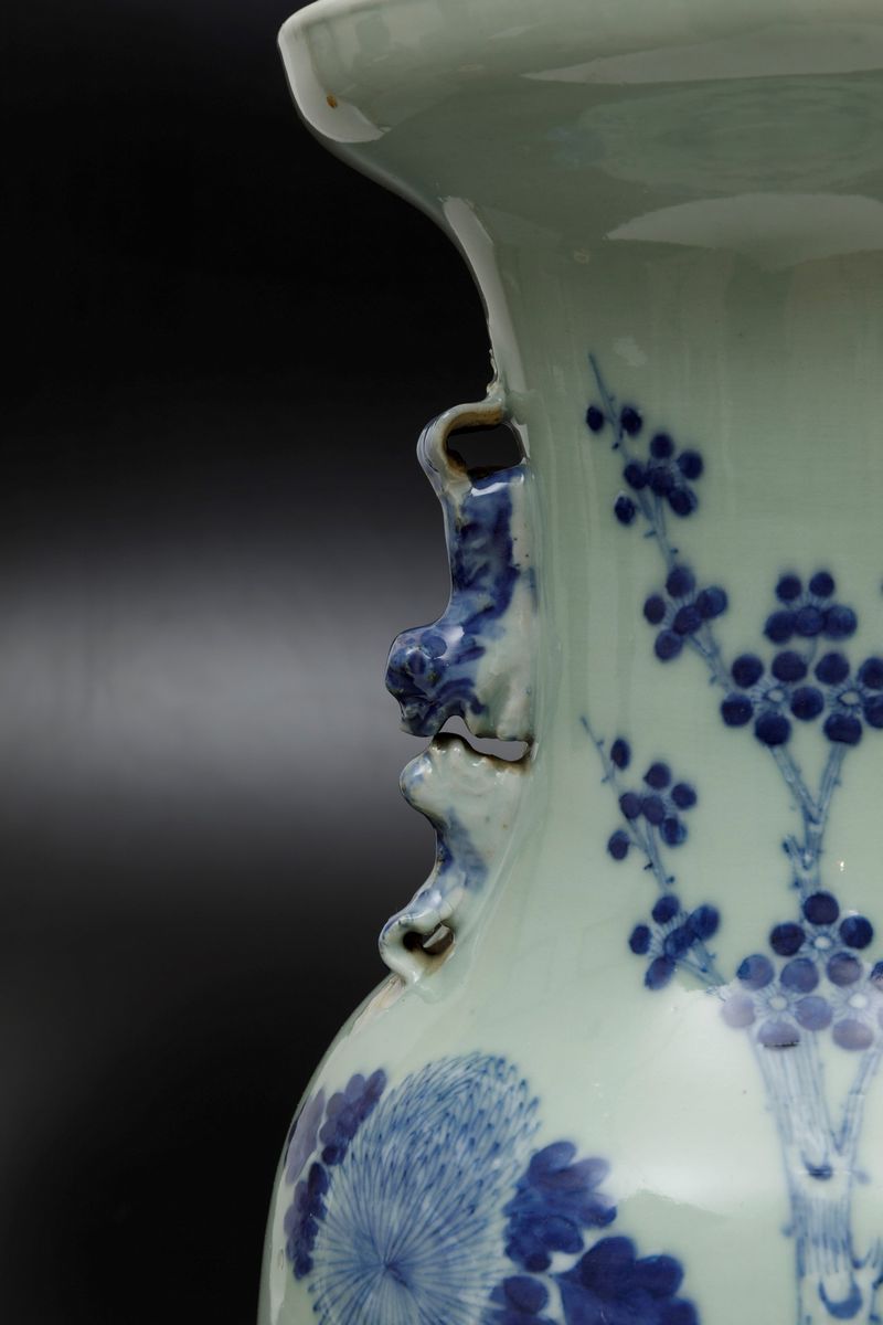 Vaso in Porcellana Bianca e Blu con Decoro Floreale su Fondo Celadon e Figure di Leoncini a Rilie...