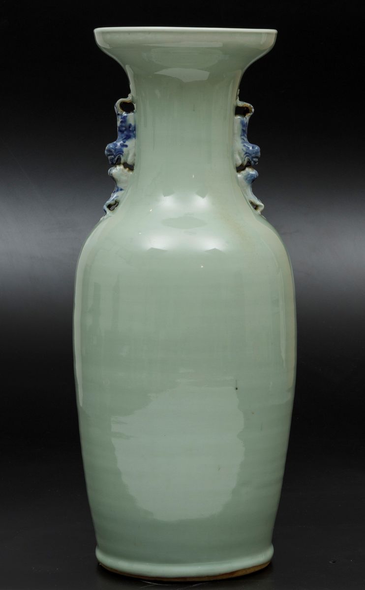 Vaso in Porcellana Bianca e Blu con Decoro Floreale su Fondo Celadon e Figure di Leoncini a Rilie...