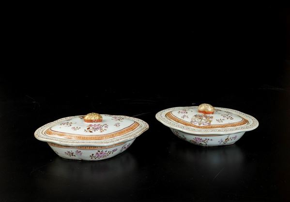 Coppia di portavivande in porcellana Compagnia delle Indie nei toni della Famiglia Rosa con decori floreali e stemmi, Cina, Dinastia Qing, XIX secolo