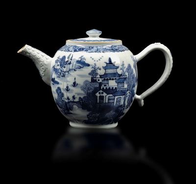 Teiera in Porcellana Bianca e Blu con Raffigurazione di Paesaggio, Cina, Dinastia Qing, Epoca Qia...