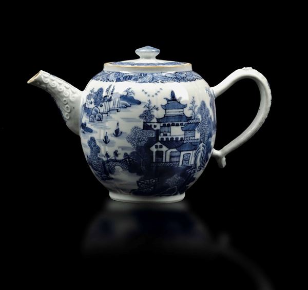 Teiera in porcellana bianca e blu con raffigurazione di paesaggio, Cina, Dinastia Qing, epoca Qianlong (1736-1796)