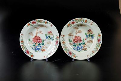Coppia di Piatti in Porcellana Famiglia Rosa con Peonie e Decori Floreali, Cina, Dinastia Qing, E...