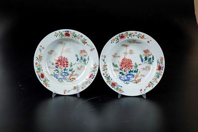 Coppia di Piatti in Porcellana Famiglia Rosa con Peonie e Decori Floreali, Cina, Dinastia Qing, E...