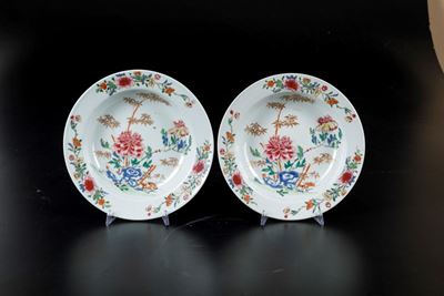 Coppia di Piatti in Porcellana Famiglia Rosa con Peonie e Decori Floreali, Cina, Dinastia Qing, E...