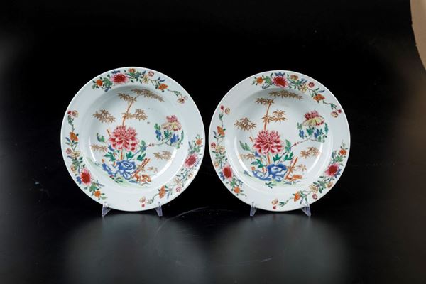 Coppia di piatti in porcellana Famiglia Rosa con peonie e decori floreali, Cina, Dinastia Qing, epoca Qianlong (1736-1796)