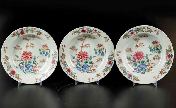 Tre piatti in porcellana Famiglia Rosa con peonie e decori floreali, Cina, Dinastia Qing, epoca Qianlong (1736-1796)