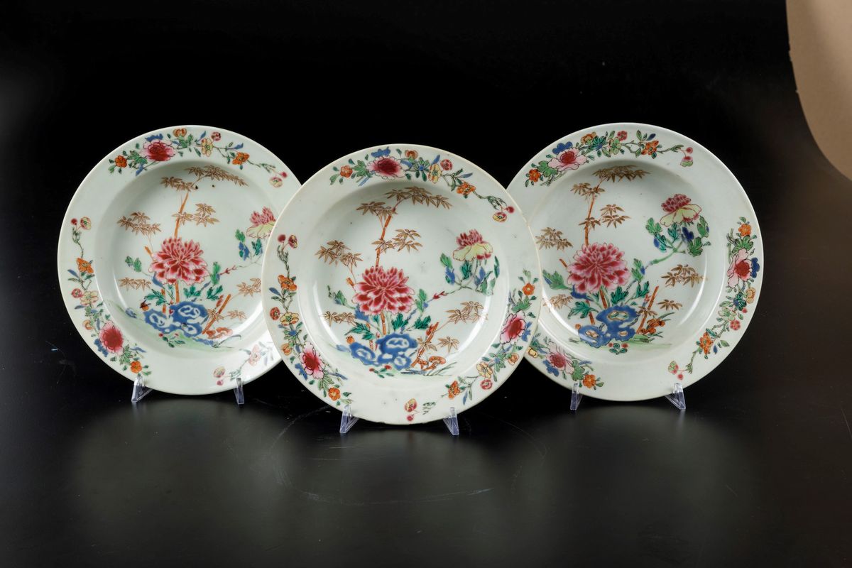 Tre Piatti in Porcellana Famiglia Rosa con Peonie e Decori Floreali, Cina, Dinastia Qing, Epoca Q...