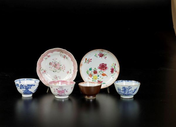 Lotto composto da due ciotoline in porcellana bianca e blu e due ciotoline con piattini in porcellana Famiglia Rosa, Cina, Dinastia Qing, XVII-XVIII secolo