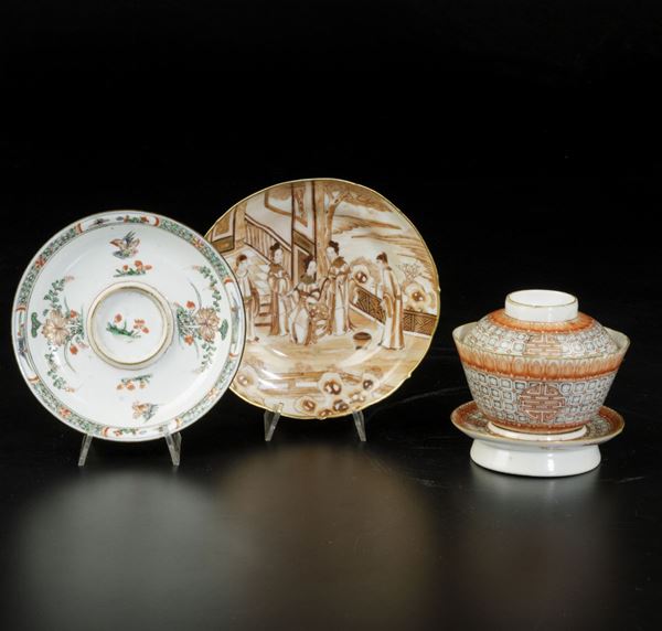 Lotto composto da ciotolina con coperchio e due piattini diversi in porcellana, Cina, Dinastia Qing, XVIII-XIX secolo