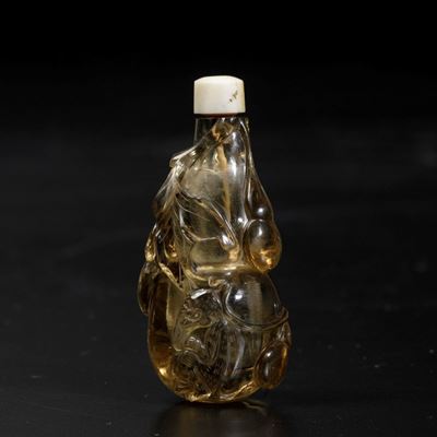 Snuff Bottle Scolpita in Cristallo di Rocca con Figure di Scimmiette ed Elementi Vegetali a Rilie...