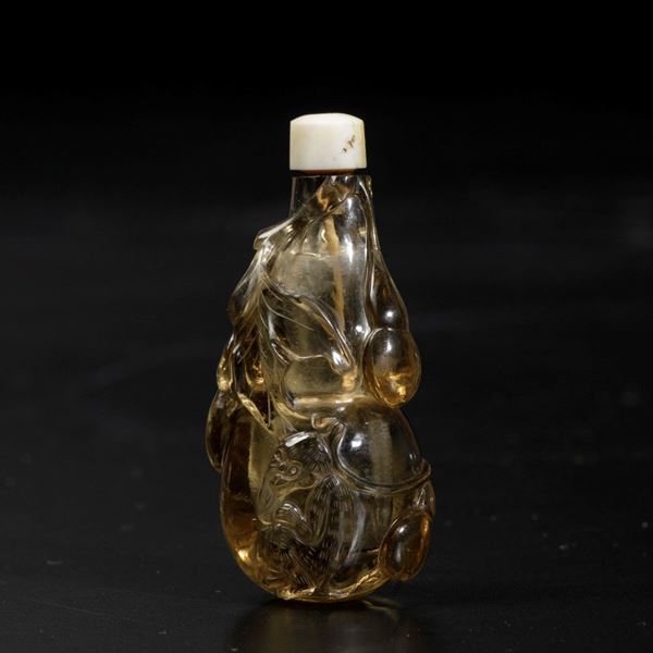 Snuff bottle scolpita in cristallo di rocca con figure di scimmiette ed elementi vegetali a rilievo, Cina, Dinastia Qing, XIX secolo
