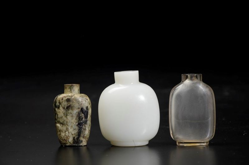 Tre snuff bottles scolpite in cristallo di rocca e saponaria, Cina, Dinastia Qing, XIX secolo  - Asta Arte Orientale | Virtual - Cambi Casa d'Aste