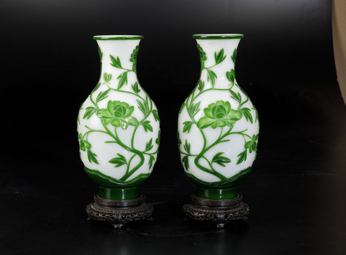Coppia di Vasi in Vetro con Decori Floreali a Cammeo sui Toni del Verde, Cina, XX Secolo