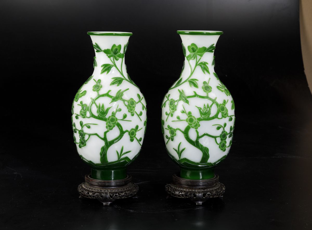 Coppia di Vasi in Vetro con Decori Floreali a Cammeo sui Toni del Verde, Cina, XX Secolo