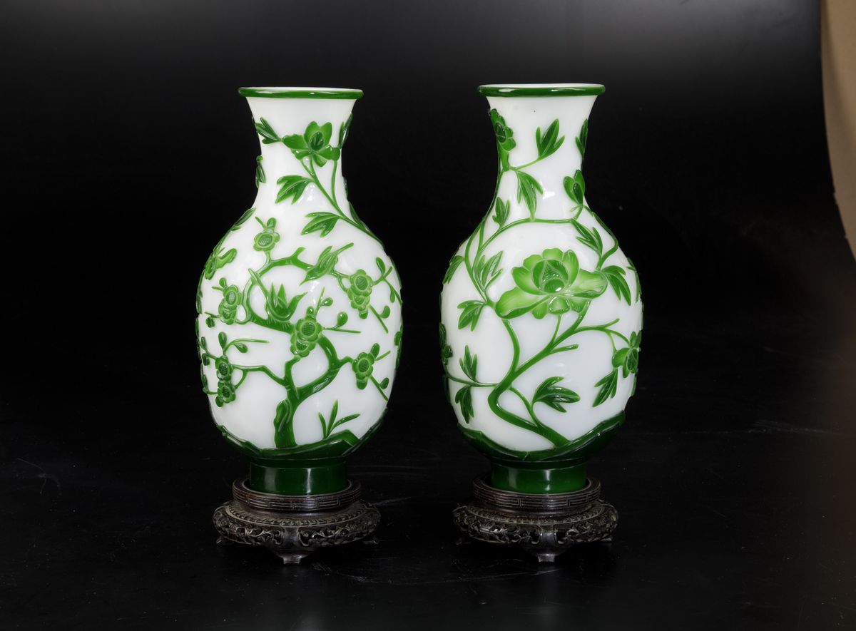Coppia di Vasi in Vetro con Decori Floreali a Cammeo sui Toni del Verde, Cina, XX Secolo