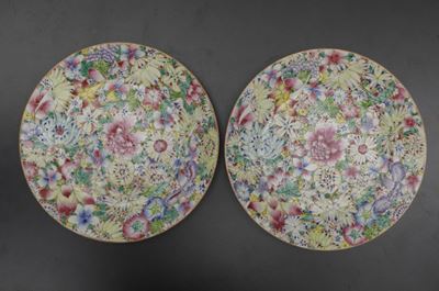 Coppia di Piatti in Porcellana con Decoro Millefleurs, Cina, Dinastia Qing, XIX Secolo