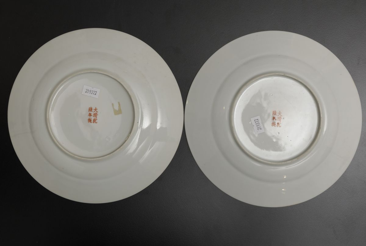 Coppia di Piatti in Porcellana con Decoro Millefleurs, Cina, Dinastia Qing, XIX Secolo
