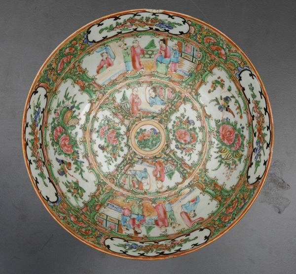 Bowl in porcellana Canton Famiglia Rosa raffigurante scene di vita comune entro riserve e decori floreali, Cina, Dinastia Qing, XIX secolo