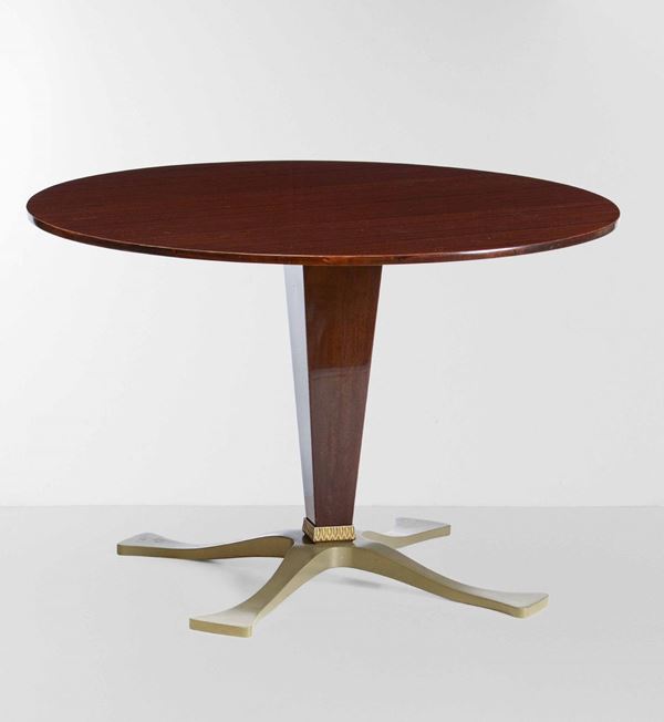 Tavolo rotondo con struttura e piano in legno, base in ottone.