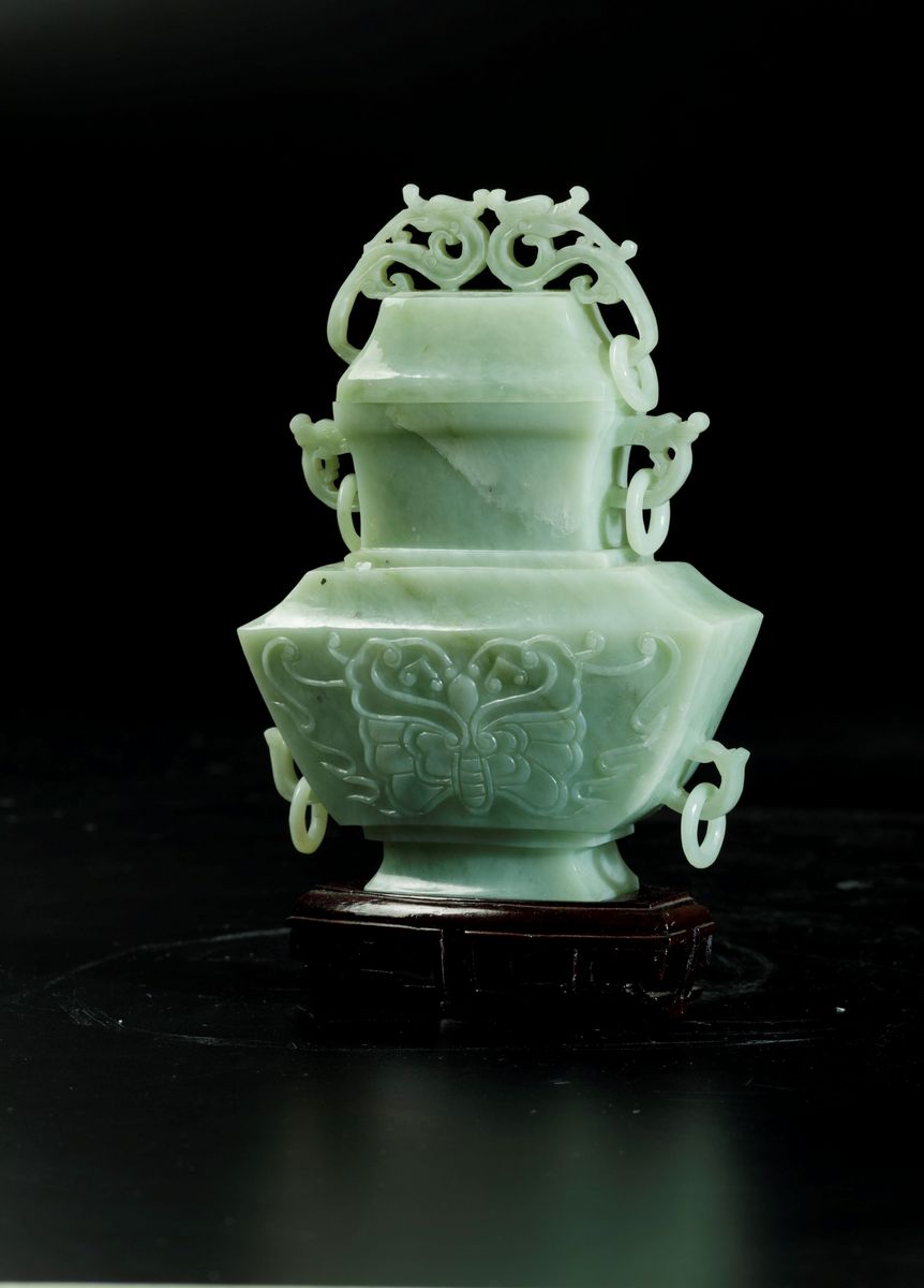 Vaso con Coperchio Scolpito in Giada con Anse Ad Anello e Figure di Farfalle, Cina, Dinastia Qing...