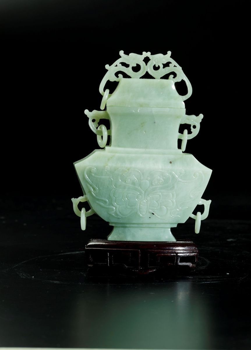 Vaso con Coperchio Scolpito in Giada con Anse Ad Anello e Figure di Farfalle, Cina, Dinastia Qing...