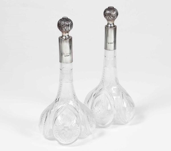 Coppia di bottiglie quadrilobate in vetro molato e finiture in argento.