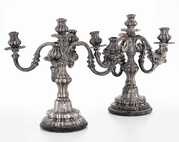 Coppia di candelabri a cinque luci in argento e base in legno ebanizzato. Argenteria italiana. Marchio con fascio littorio in uso dal 1935 al 1945