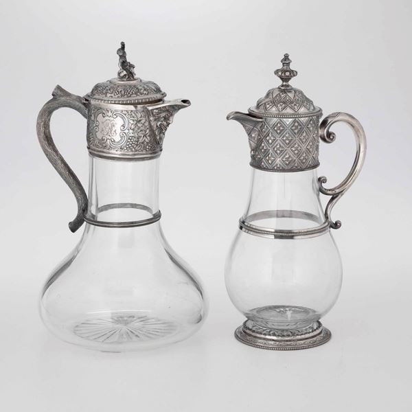 Due brocche simili in vetro con finiture in argento sterling fuso, sbalzato e cesellato. Inghilterra XX secolo