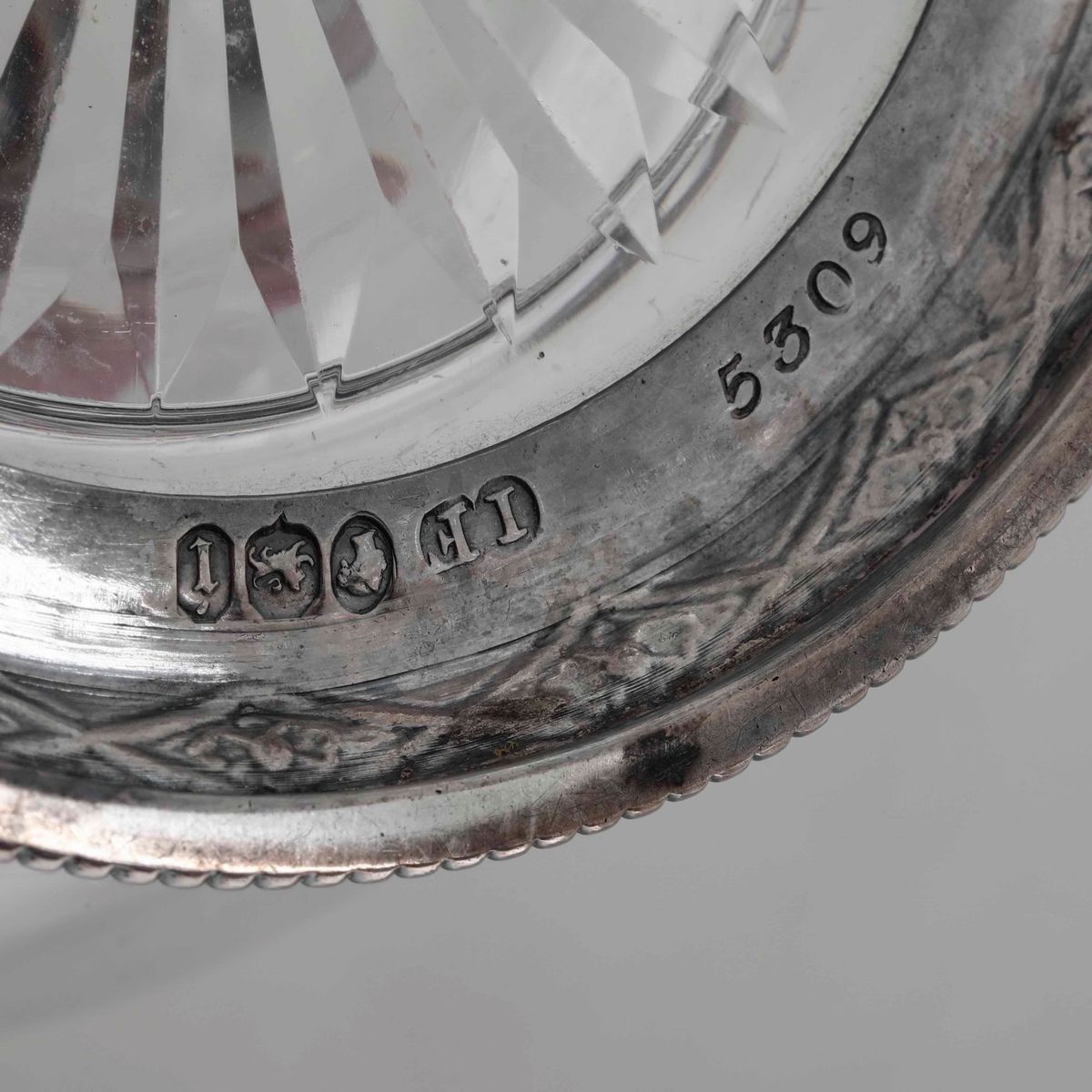 Due Brocche Simili in Vetro con Finiture in Argento Sterling Fuso, Sbalzato e Cesellato. Inghilte...