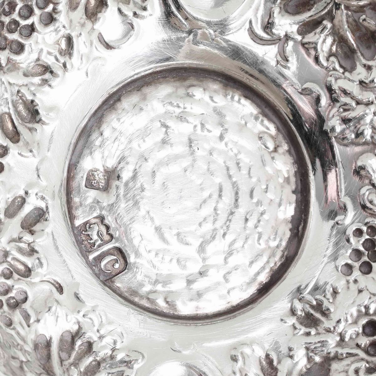 Due Brocche Simili in Vetro con Finiture in Argento Sterling Fuso, Sbalzato e Cesellato. Inghilte...