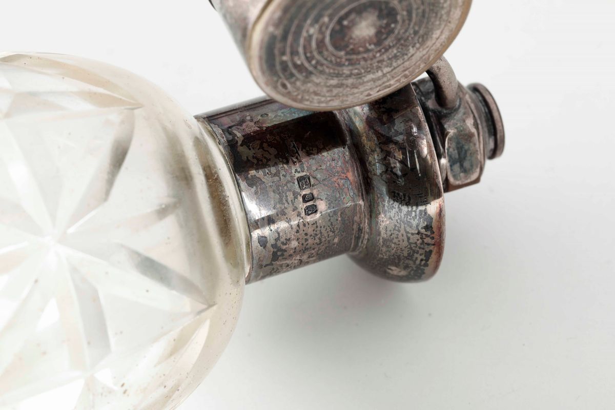 Insieme di Orologi in Argento e Due Boccette in Argento e Vetro. Coppia Orologi Argentiere Silva,...