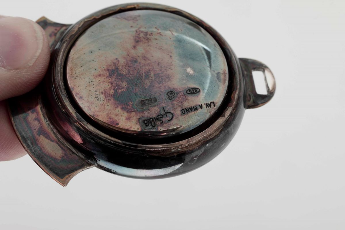Insieme di Orologi in Argento e Due Boccette in Argento e Vetro. Coppia Orologi Argentiere Silva,...