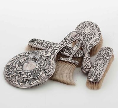 Set da Toilette Composto da Specchio e Quattro Spazzole con Finiture in Argento. Inghilterra XX S...