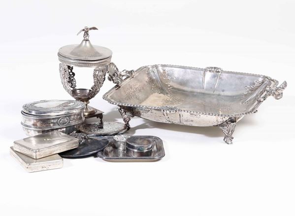 Centrotavola in argento fuso e cesellato. Manifattura del XX secolo