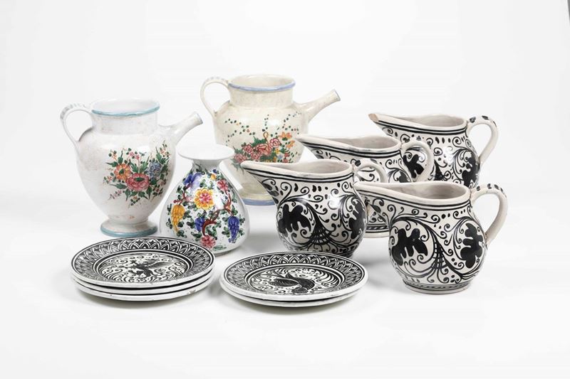 Sei versatoi, cinque piatti e un vaso Deruta e Gubbio, XX secolo  - Asta Ceramiche | Cambi Time - Cambi Casa d'Aste