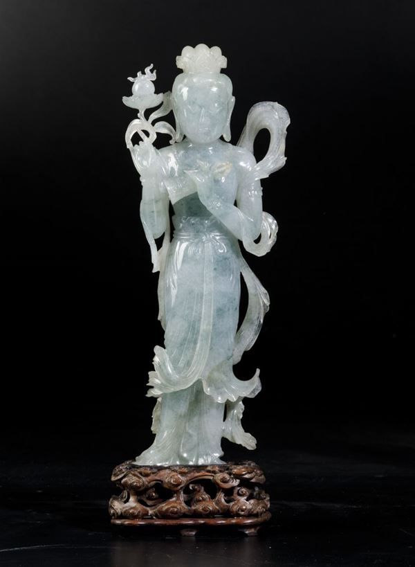Figura di Guanyin eretta con campana rituale scolpita in giadeite, Cina, XX secolo