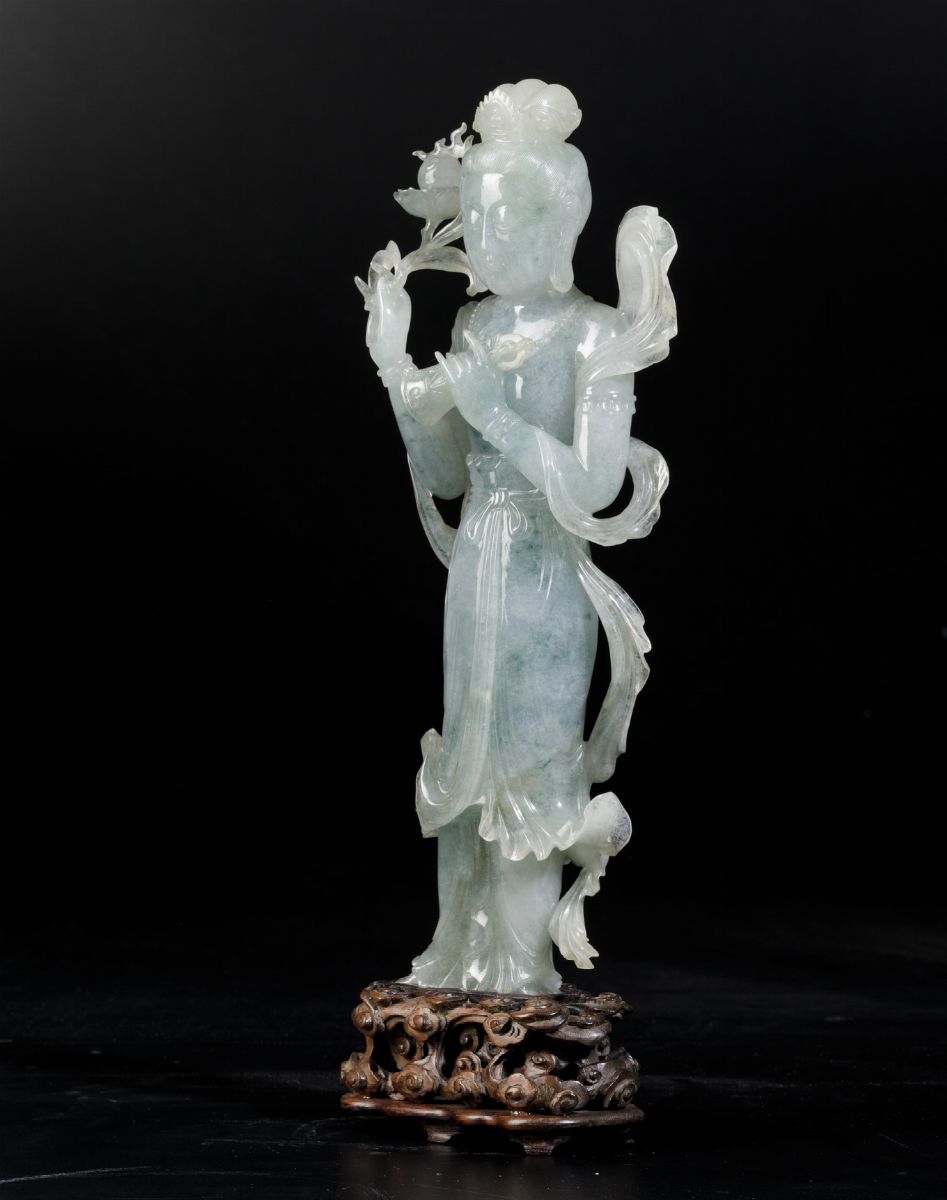 Figura di Guanyin Eretta con Campana Rituale Scolpita in Giadeite, Cina, XX Secolo