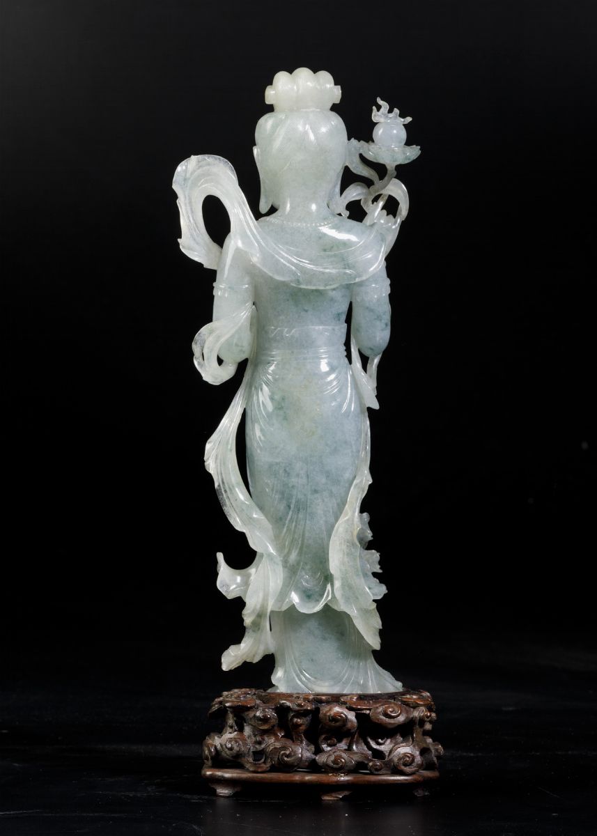 Figura di Guanyin Eretta con Campana Rituale Scolpita in Giadeite, Cina, XX Secolo