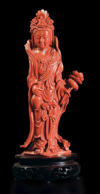 Figura di Guanyin Incoronata con Piccolo Vaso e Fiore Scolpita in Corallo, Cina, Inizi XX Secolo