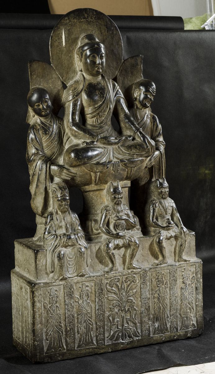 Scultura in Pietra Raffigurante Buddha Sakyamuni con Saggi e Iscrizione al Retro, Cina, Dinastia ...