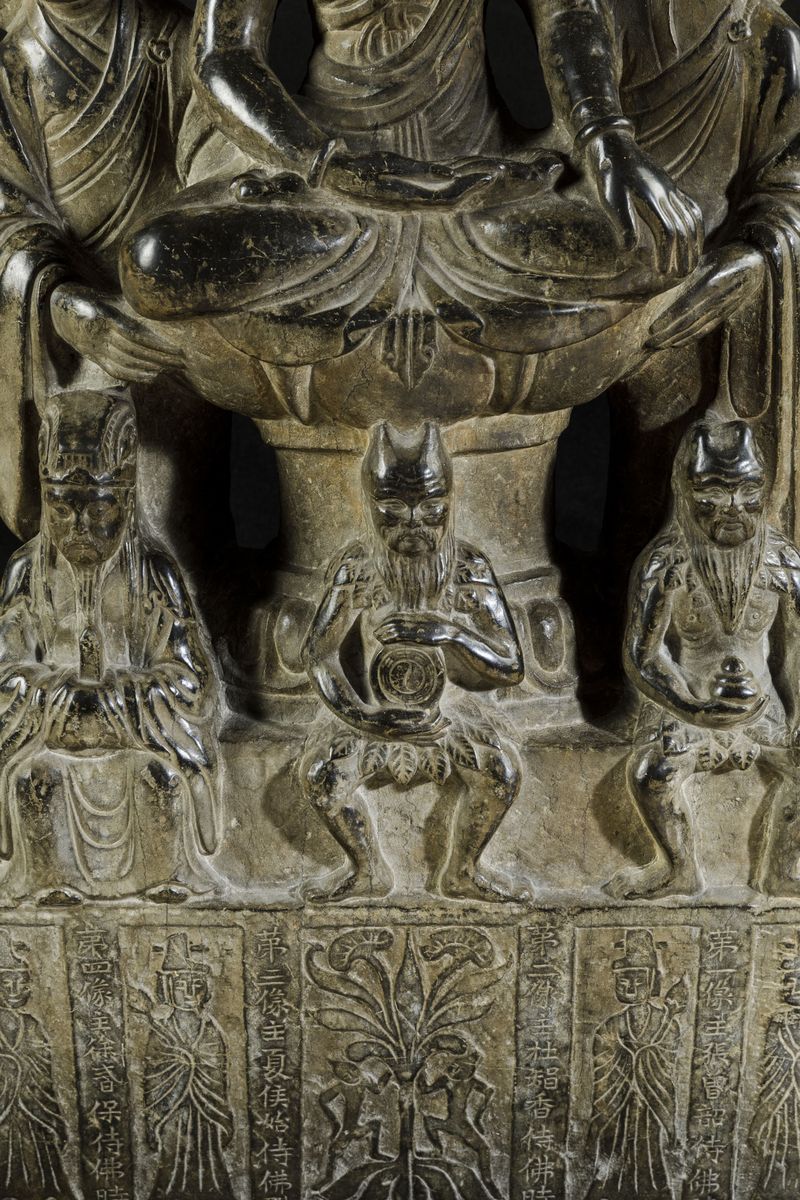 Scultura in Pietra Raffigurante Buddha Sakyamuni con Saggi e Iscrizione al Retro, Cina, Dinastia ...