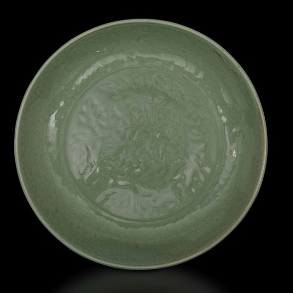 Grande piatto in porcellana Longquan Celadon con decori vegetali, Cina, Dinastia Ming, XV secolo