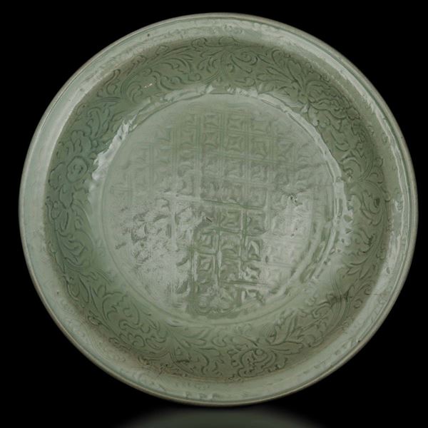 Grande piatto in porcellana Longquan Celadon con decori floreali e geometrici, Cina, Dinastia Ming, XV secolo