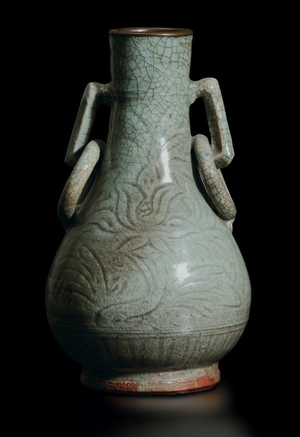 Vaso in porcellana Longquan Celadon con anse ad anello e decori vegetali, Cina, Dinastia Ming, XVI secolo