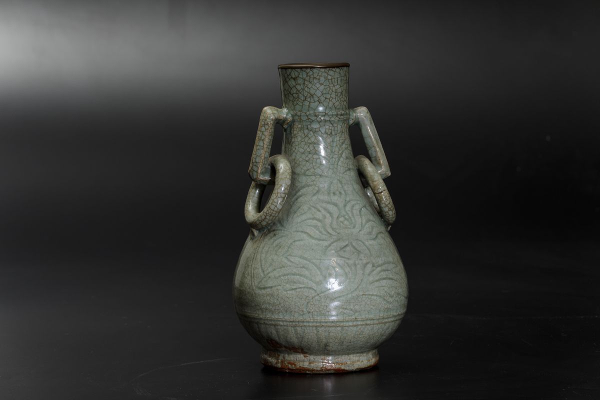 Vaso in Porcellana Longquan Celadon con Anse Ad Anello e Decori Vegetali, Cina, Dinastia Ming, XV...