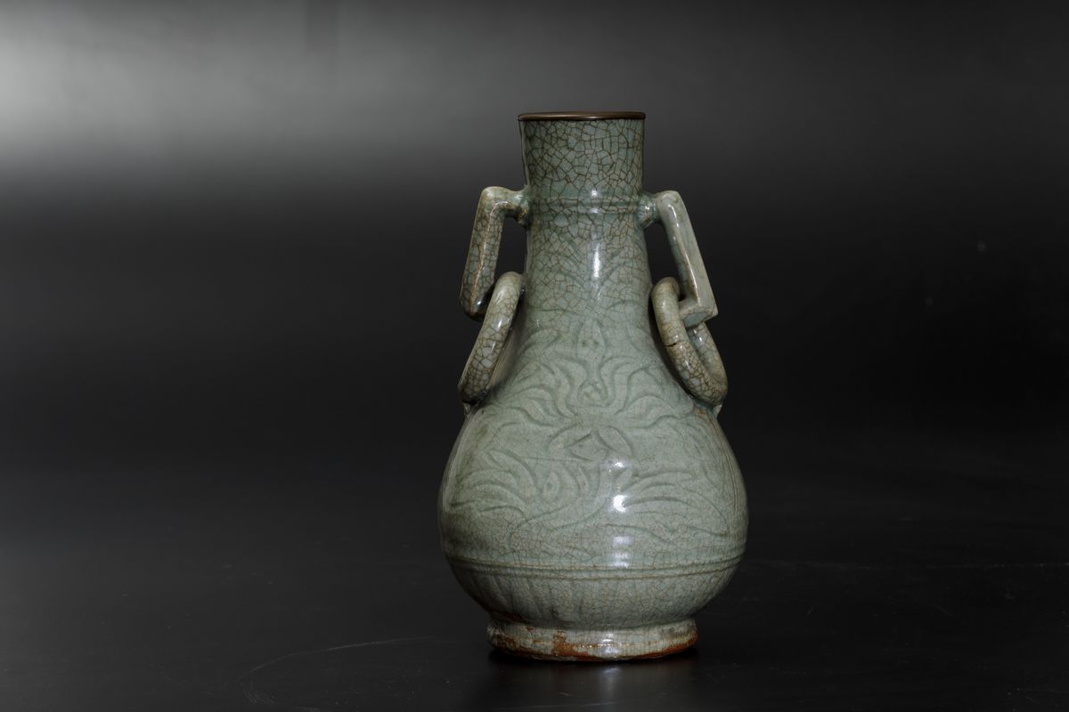 Vaso in Porcellana Longquan Celadon con Anse Ad Anello e Decori Vegetali, Cina, Dinastia Ming, XV...