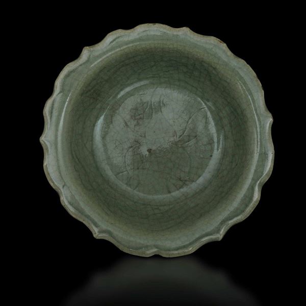 Piccolo piatto con bordo sagomato in porcellana Longquan Celadon, Cina, Dinastia Ming, XV secolo