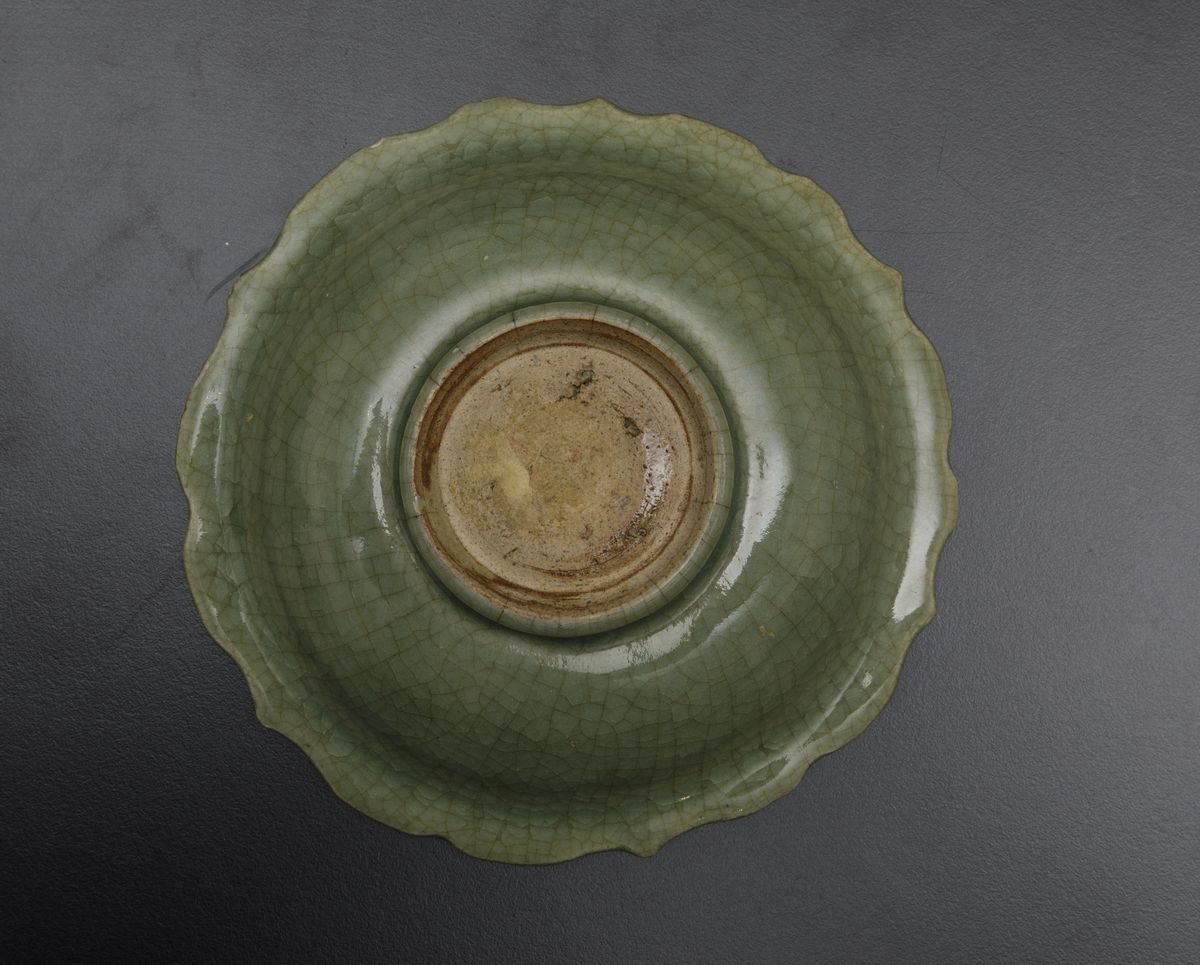 Piccolo Piatto con Bordo Sagomato in Porcellana Longquan Celadon, Cina, Dinastia Ming, XV Secolo